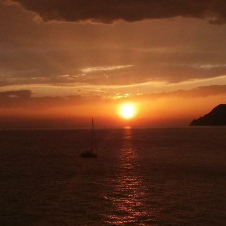 Ca'La Luna - In Centro Con Terrazza Riomaggiore Luaran gambar