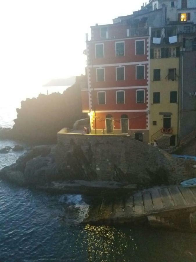 Ca'La Luna - In Centro Con Terrazza Riomaggiore Luaran gambar