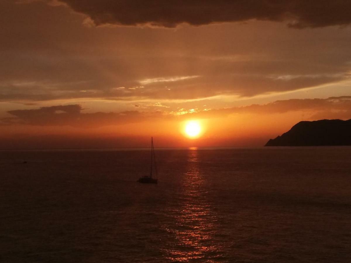 Ca'La Luna - In Centro Con Terrazza Riomaggiore Luaran gambar